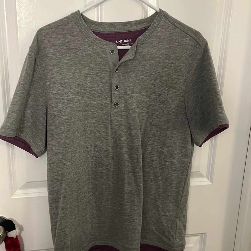 Untuckit Mens Medium Short Sleeve Grey Henley - purple liner inside